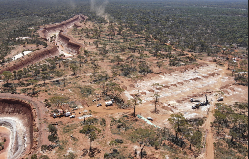 Open pit gold mining development progressing through definitive feasibility stage in the Kalgoorlie Goldfields, Western Australia, with planned processing plant and site infrastructure